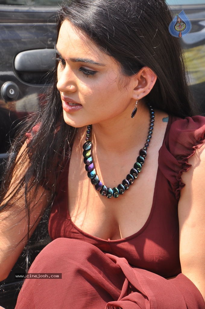 Kavya Singh Spicy Stills - 62 / 94 photos