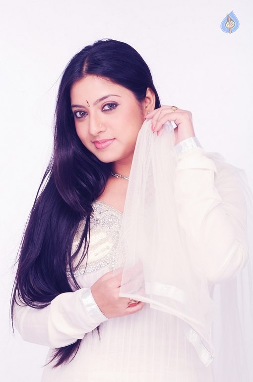 Keerthi Chawla New Photos - 6 / 8 photos