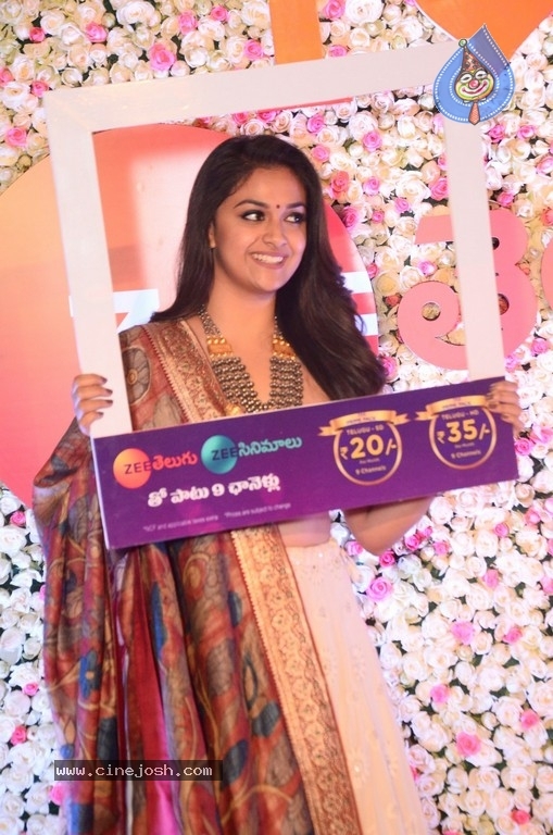 Keerthy Suresh at Zee Cine Awards 2018 - 6 / 20 photos