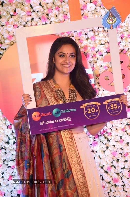 Keerthy Suresh at Zee Cine Awards 2018 - 16 / 20 photos