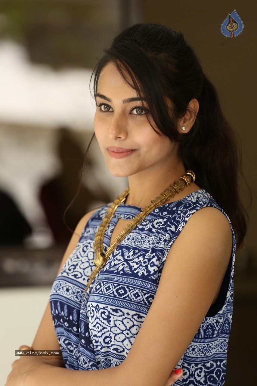 Kenisha Chandran New Stills - 26 / 42 photos
