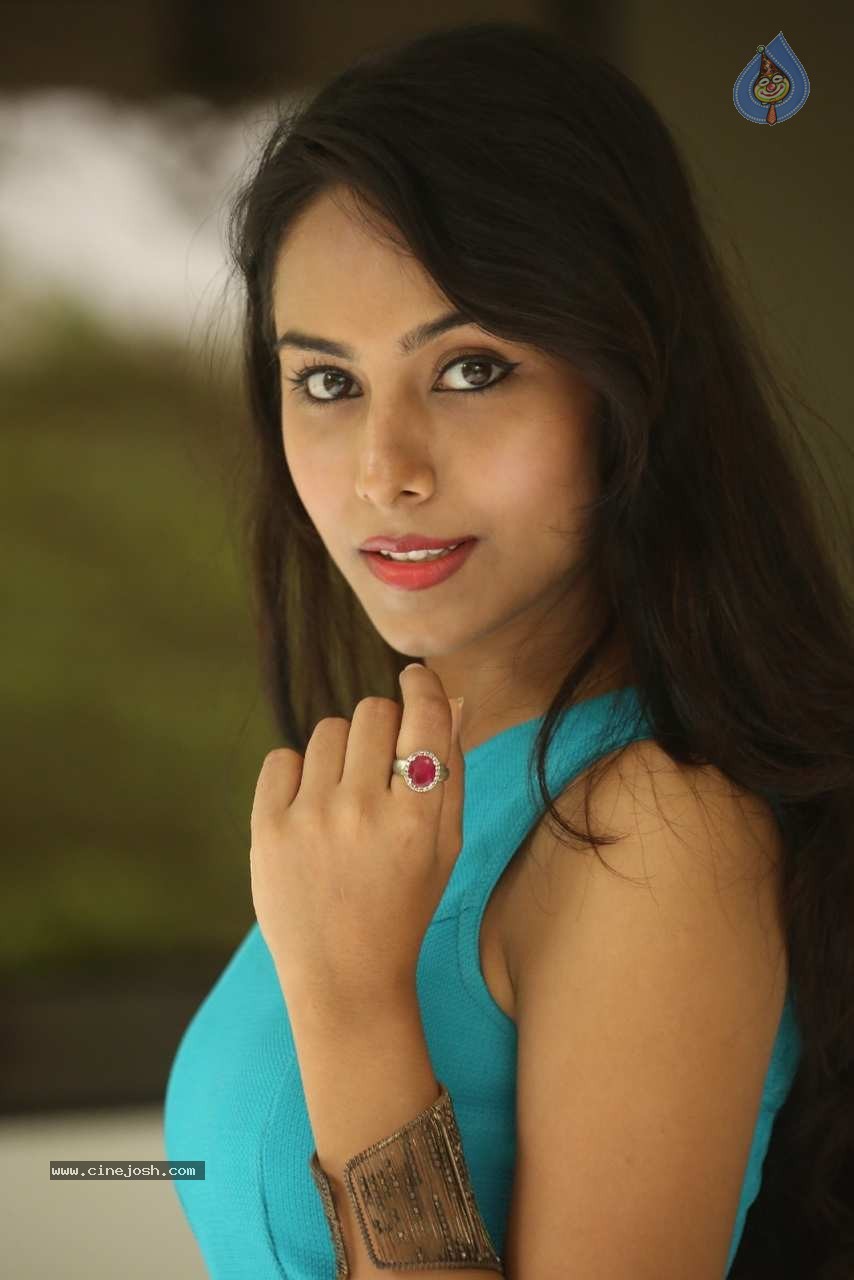 Kenisha Chandran Photos - 37 / 61 photos