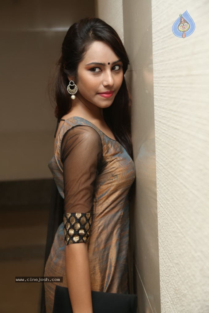 Kenisha Chandran Stills - 7 / 57 photos