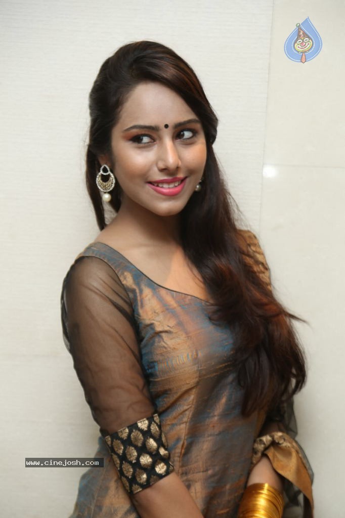 Kenisha Chandran Stills - 18 / 57 photos
