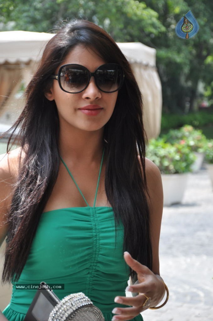 Kesha Khambhati Hot Stills - 93 / 98 photos