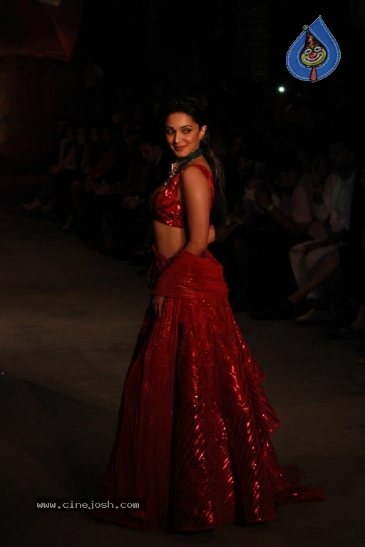 Kiara Advani Walked Ramp At India Couture Week 2019 - 3 / 9 photos