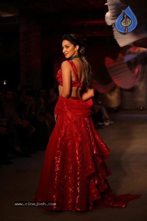 Kiara Advani Walked Ramp At India Couture Week 2019 - 6 / 9 photos