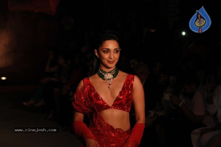 Kiara Advani Walked Ramp At India Couture Week 2019 - 7 / 9 photos