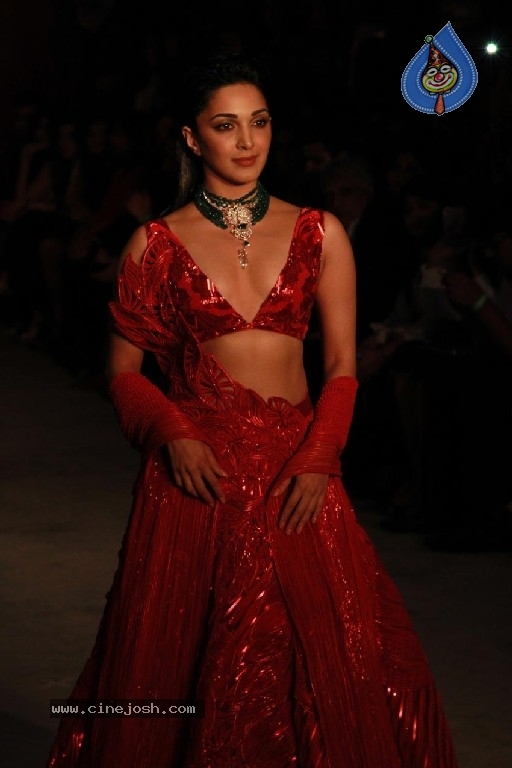 Kiara Advani Walked Ramp At India Couture Week 2019 - 8 / 9 photos