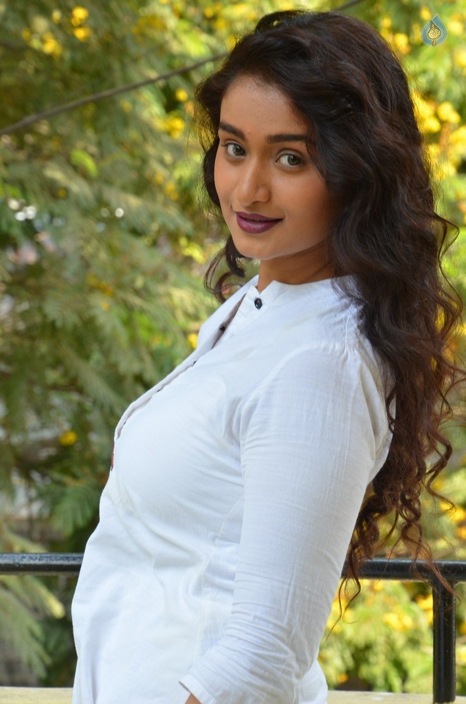 Kiran Chetwani New Photos - 4 / 18 photos