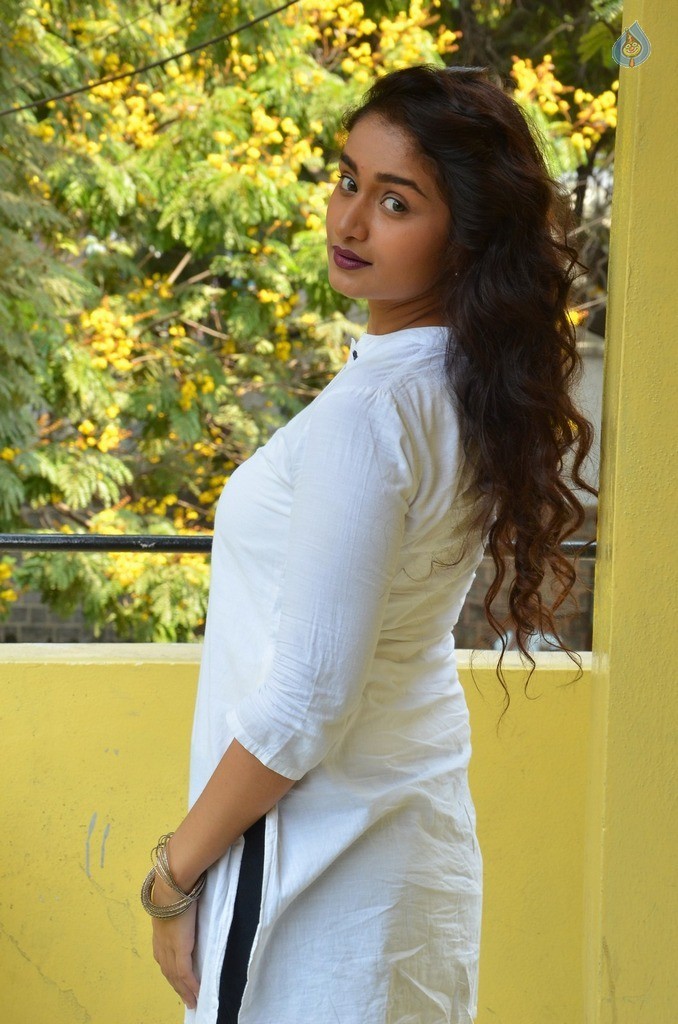 Kiran Chetwani New Photos - 13 / 18 photos