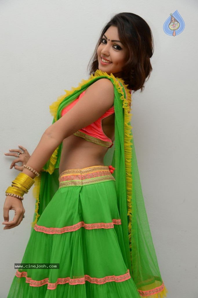 Komal Jha Hot Pics - 15 / 84 photos