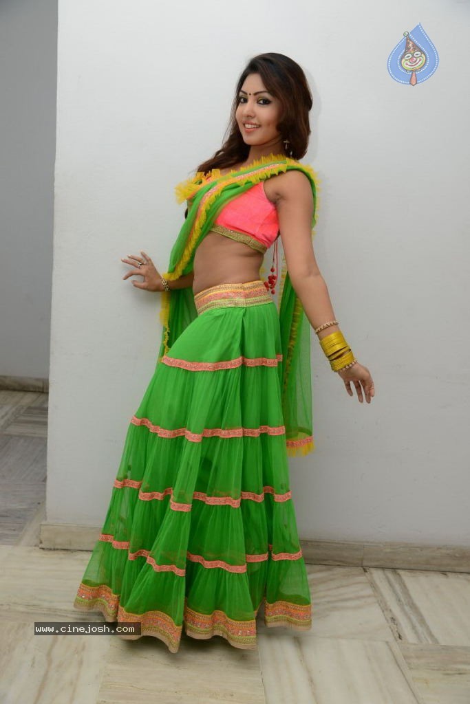 Komal Jha Hot Pics - 17 / 84 photos