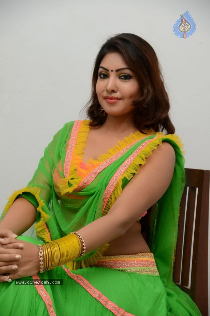 Komal Jha Hot Pics - 27 / 84 photos