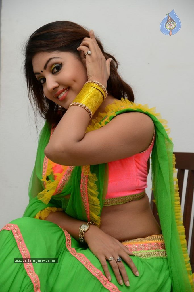 Komal Jha Hot Pics - 32 / 84 photos