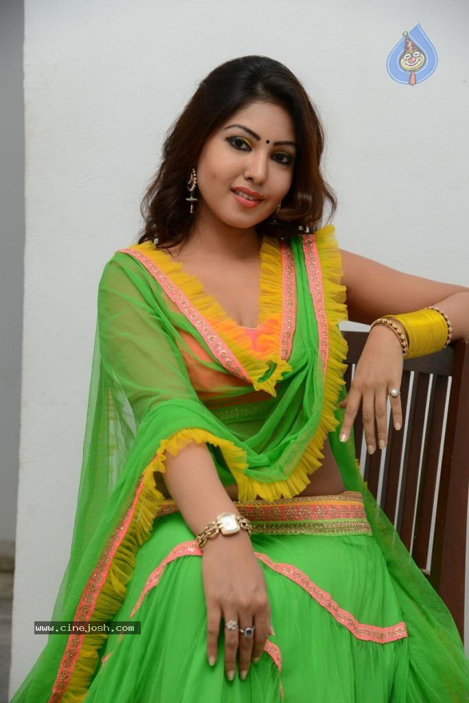 Komal Jha Hot Pics - 38 / 84 photos