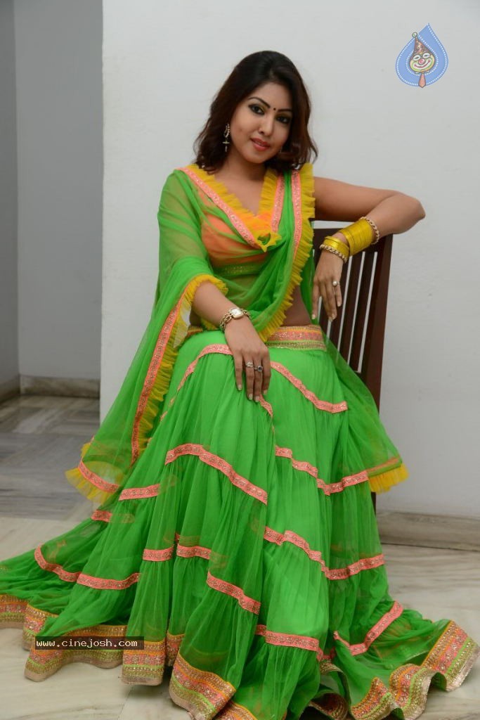 Komal Jha Hot Pics - 40 / 84 photos