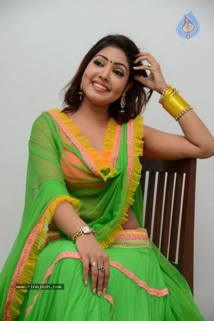 Komal Jha Hot Pics - 46 / 84 photos