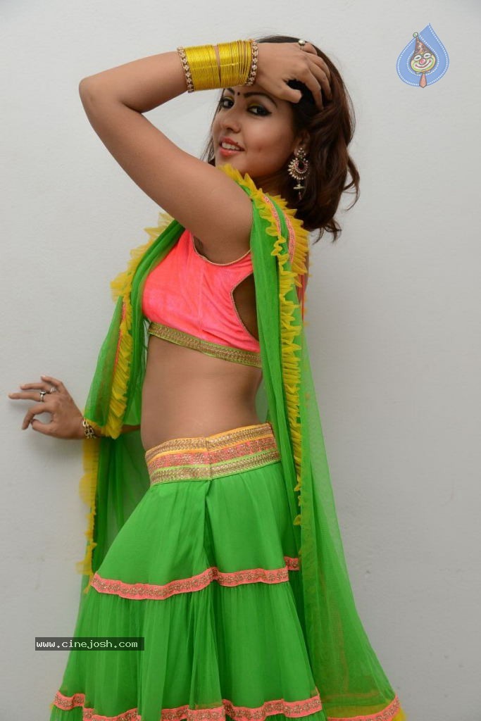 Komal Jha Hot Pics - 47 / 84 photos