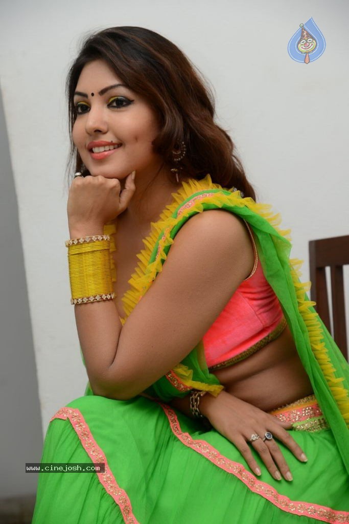 Komal Jha Hot Pics - 49 / 84 photos