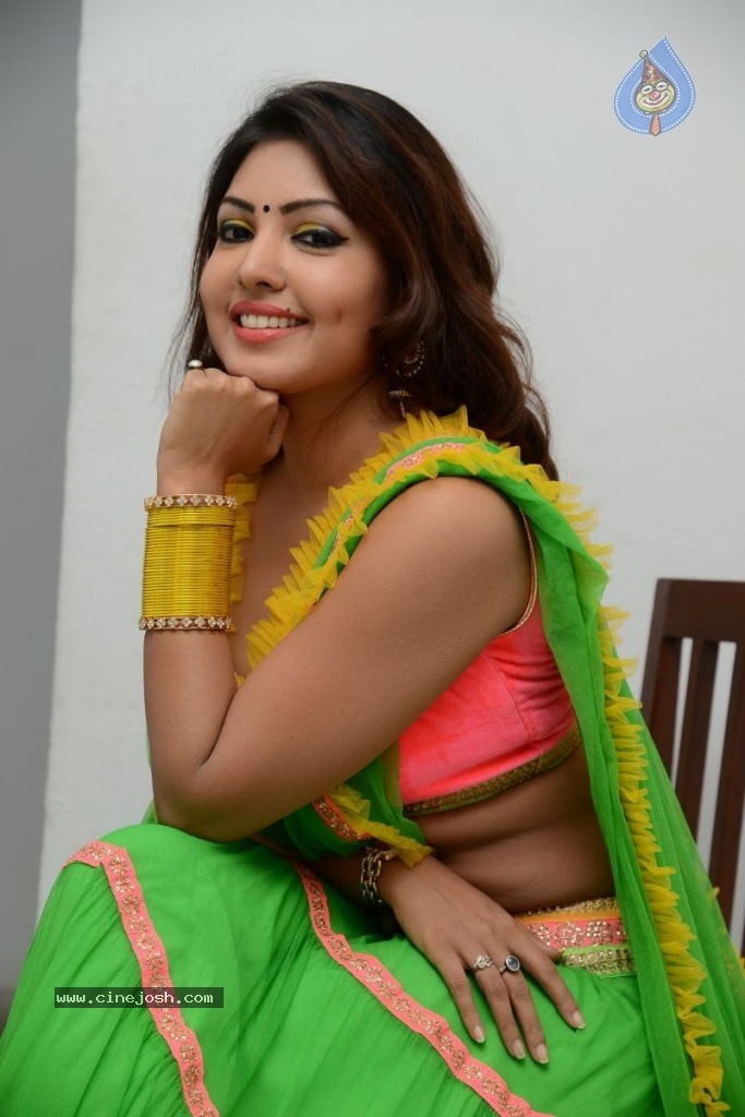 Komal Jha Hot Pics - 66 / 84 photos