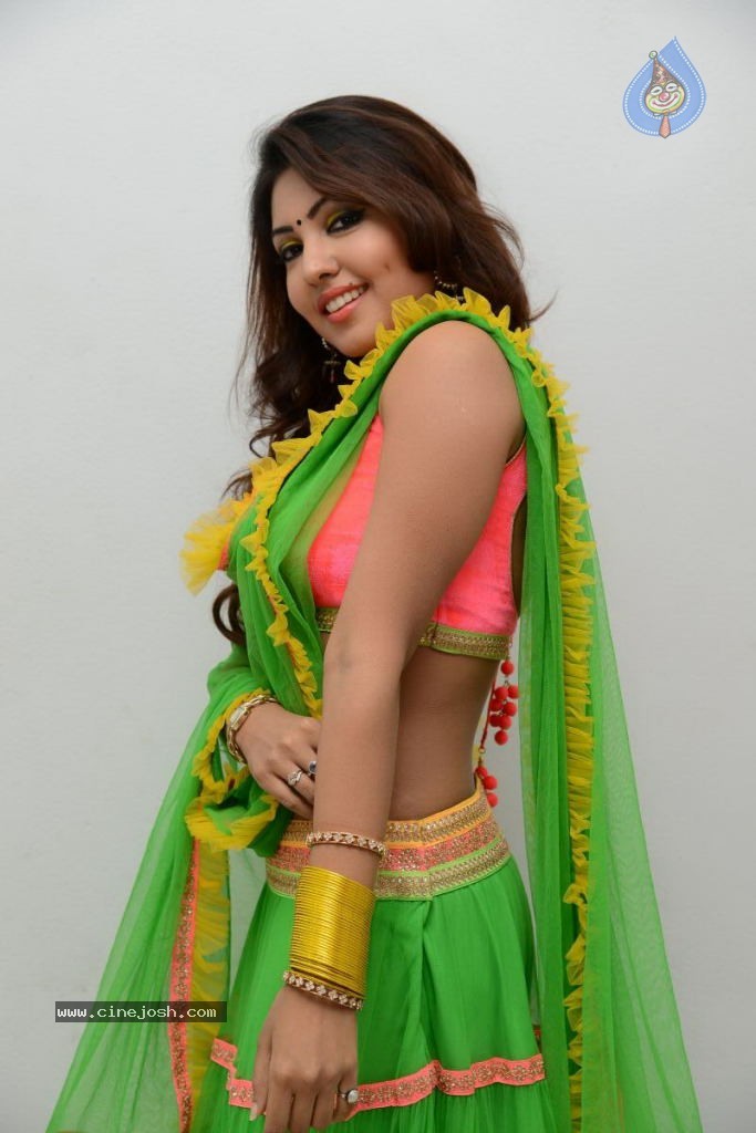 Komal Jha Hot Pics - 68 / 84 photos