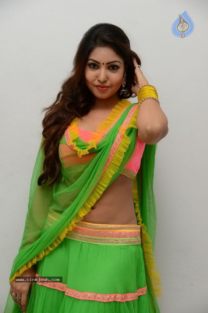 Komal Jha Hot Pics - 70 / 84 photos