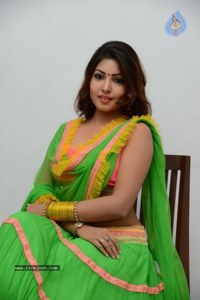 Komal Jha Hot Pics - 74 / 84 photos