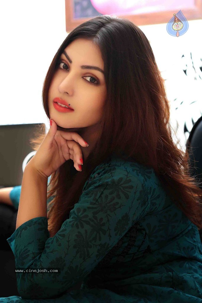 Komal Jha Latest Pics - 31 / 71 photos