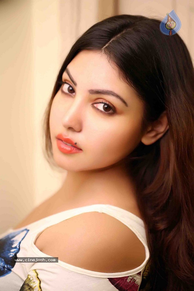 Komal Jha Latest Pics - 36 / 71 photos