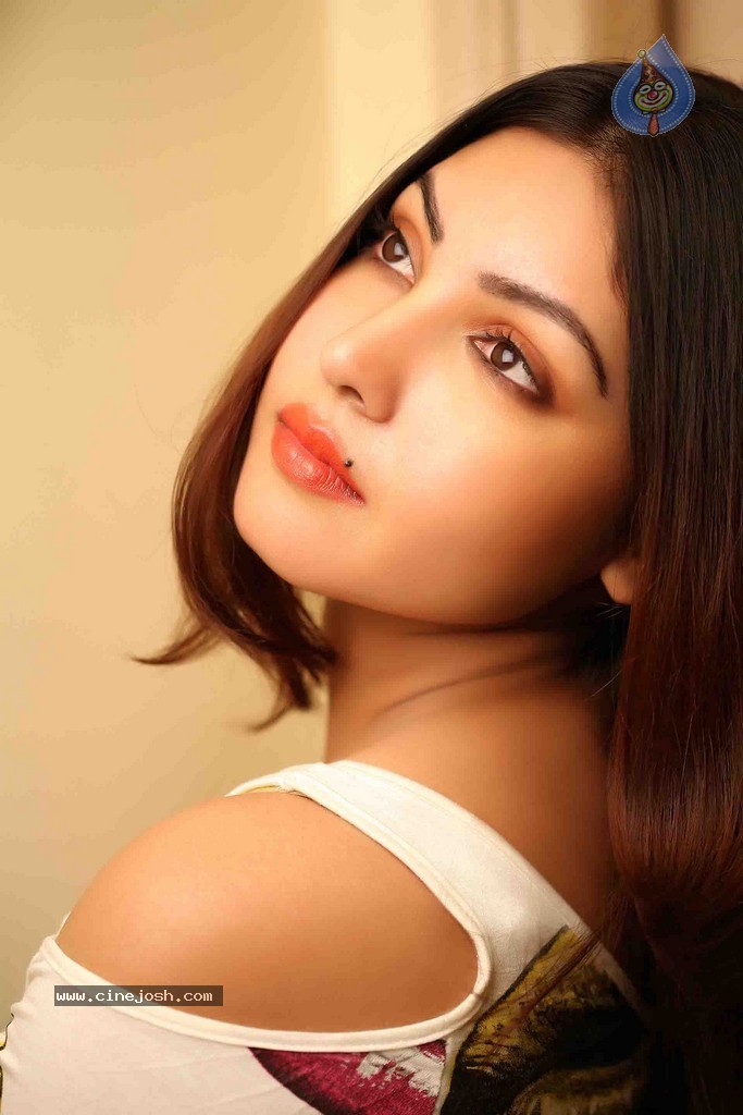 Komal Jha Latest Pics - 40 / 71 photos