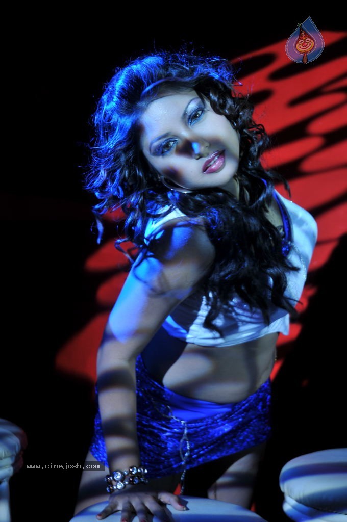 Komal Jha New Hot Gallery - 35 / 58 photos