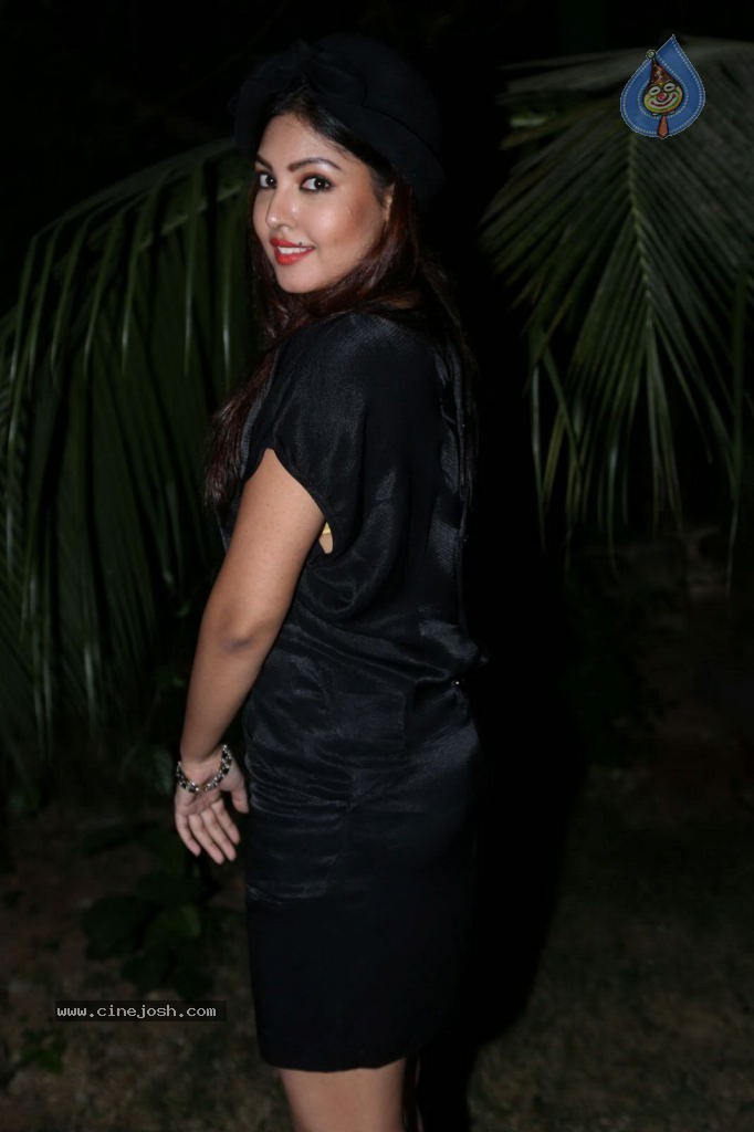 Komal Jha New Pics - 10 / 34 photos