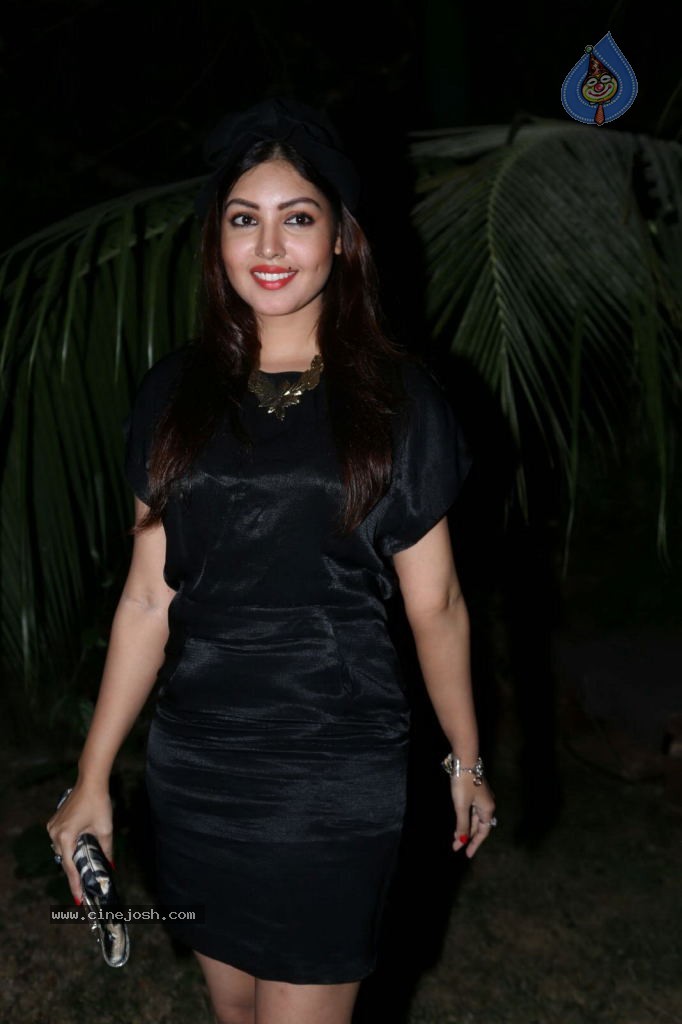 Komal Jha New Pics - 33 / 34 photos