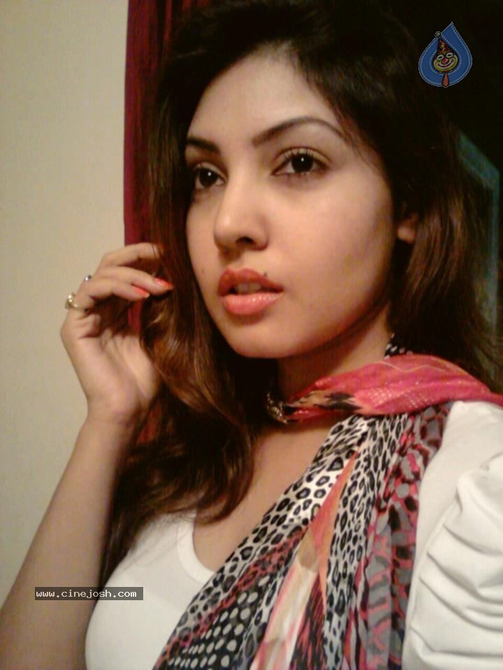 Komal Jha New Stills - 26 / 62 photos