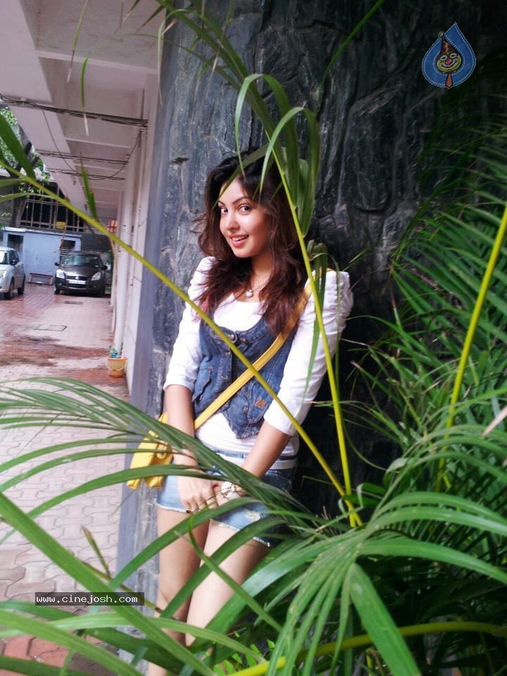 Komal Jha New Stills - 36 / 62 photos
