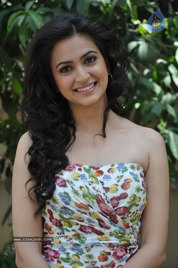 Kriti Kharbanda Hot Photos - 15 / 87 photos