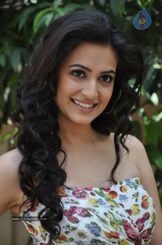 Kriti Kharbanda Hot Photos - 60 / 87 photos