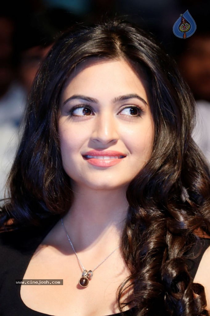 Kriti Kharbanda Hot Stills - 16 / 53 photos