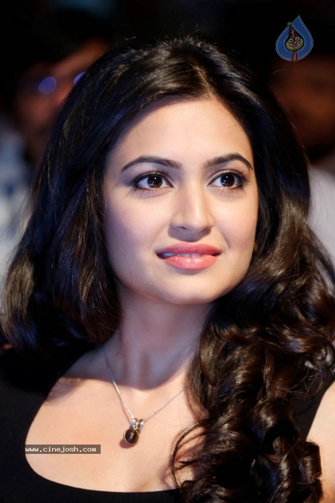 Kriti Kharbanda Hot Stills - 21 / 53 photos