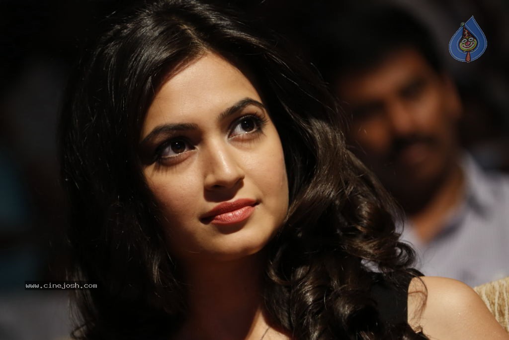 Kriti Kharbanda Hot Stills - 35 / 53 photos
