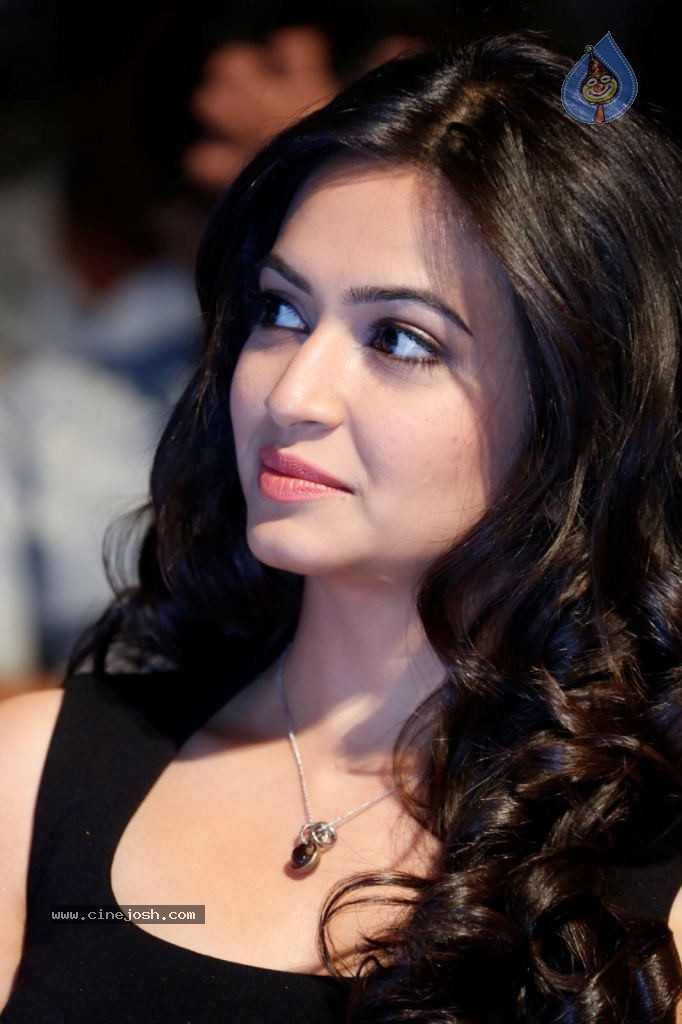 Kriti Kharbanda Hot Stills - 38 / 53 photos