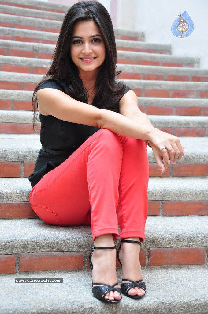 Kriti Kharbanda Latest Photos - 27 / 72 photos
