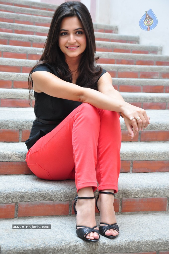 Kriti Kharbanda Latest Photos - 34 / 72 photos