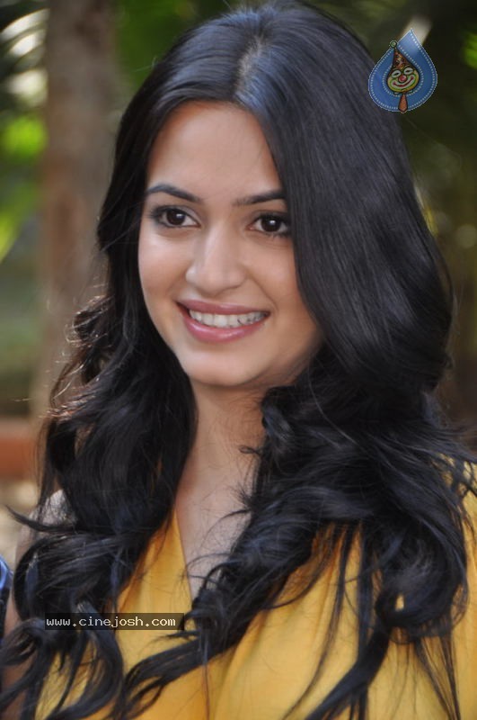 Kriti Kharbanda New Stills - 48 / 69 photos