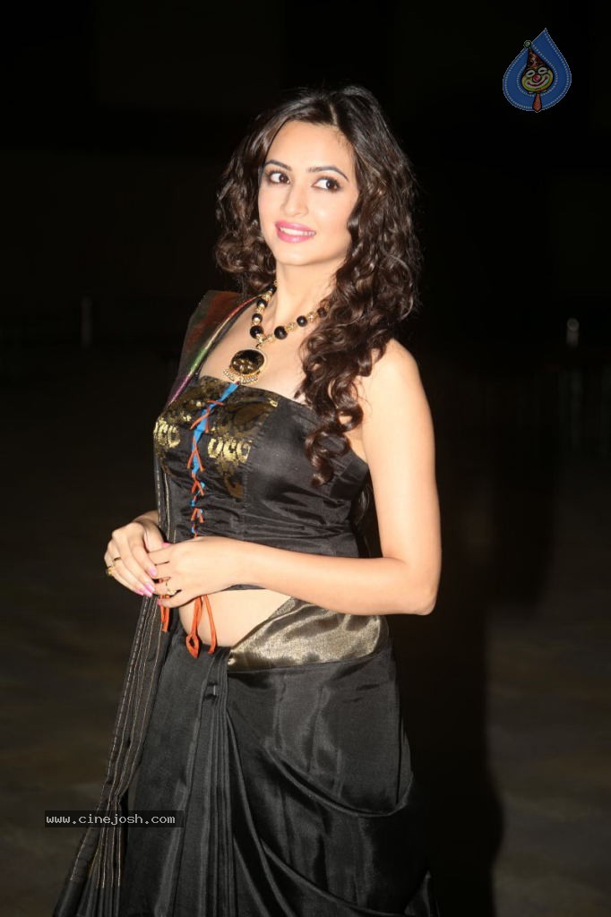 Kriti Kharbanda New Stills - 21 / 110 photos