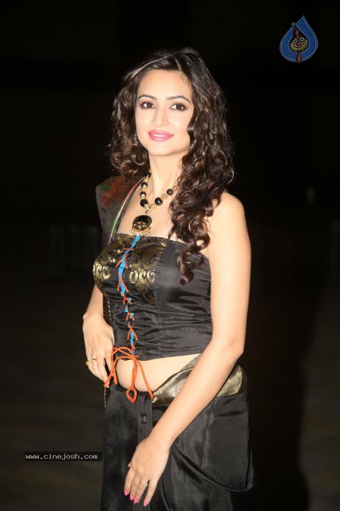 Kriti Kharbanda New Stills - 23 / 110 photos