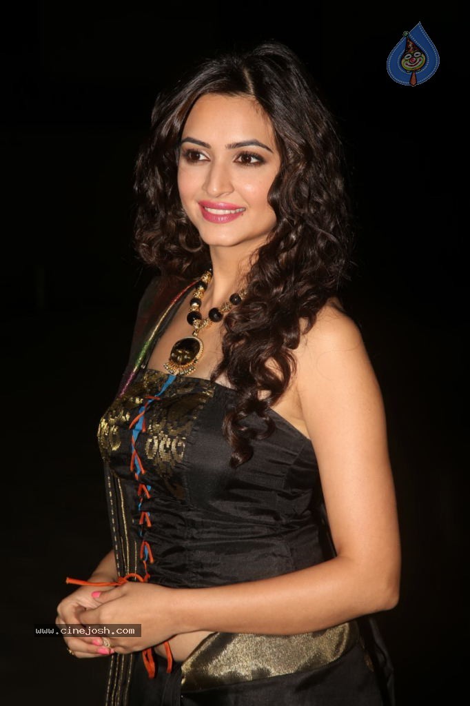 Kriti Kharbanda New Stills - 32 / 110 photos