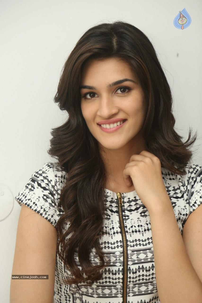 Kriti Sanon Latest Photos - 27 / 63 photos
