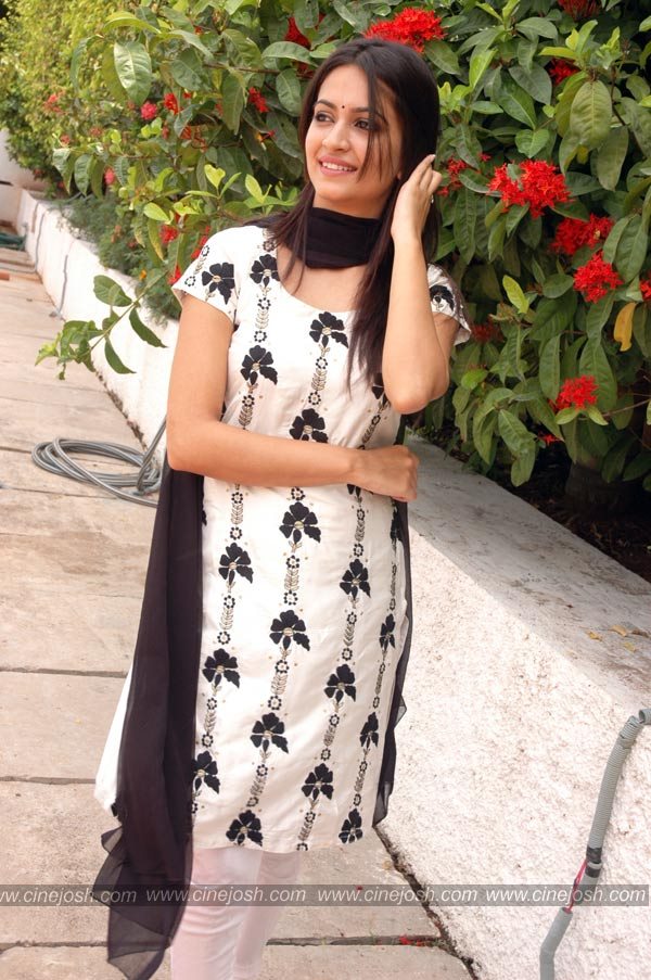Kriti Kharbanda - 50 / 52 photos
